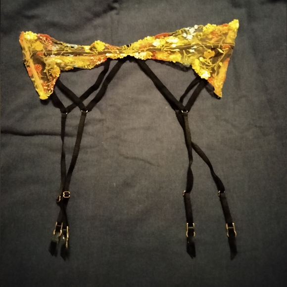 3 for💲25🌟Victoria's Secret DREAM ANGELS garter belt embroidred flowers No Tags - Picture 1 of 5